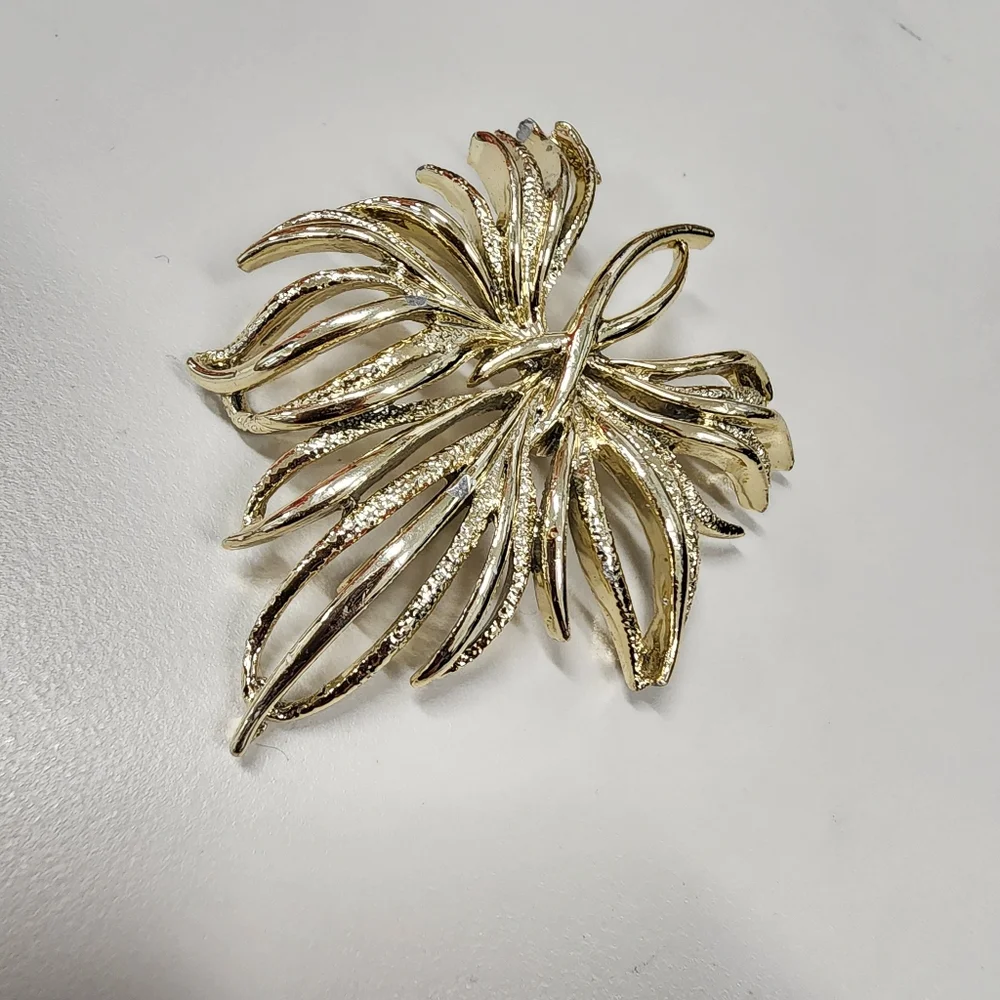 Vintage Gold Tone Starburst Leaf Brooch Pin Mid Century Modern Abstract